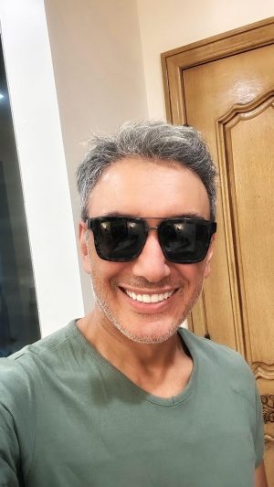 Shadmehr Aghili Instagram - .
خونه، جدا از حال و هواى كنسرت و بداهه نوازى اهنگهاى قديمى 
.

تو این تقویم دلمرده
کسی اشکاشو نشمرده
کجا دیدی که تنهایی
غماشو با خودش برده
