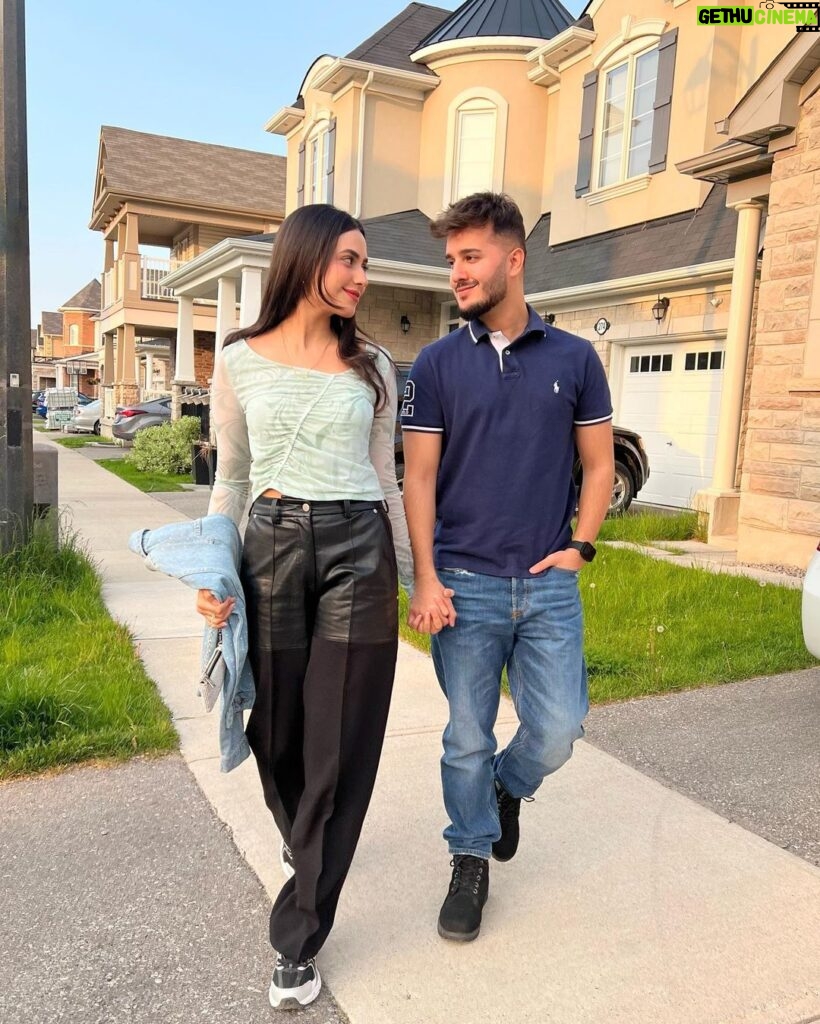 Shahveer Jaffery Instagram - Jo kaha main ne ki pyaar aata hai mujh ko tum par, Hans ke kahne lagi aur aap ko aata kya hai Milton Ontario