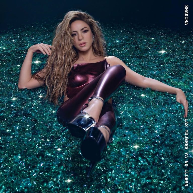 Shakira Instagram - Las mujeres ya no lloran. (Women no longer cry) Mi nuevo álbum que llega este 22 de marzo, no lo he creado sola sino con todos ustedes, y con mi manada de lobas que han estado allí acompañándome en cada paso. La producción de esta obra, ha sido un proceso alquímico. Al escribir cada canción, me reconstruí a mí misma. Al cantarlas, mis lágrimas se transformaron en diamantes y mi vulnerabilidad en resiliencia. — My new album, coming out March 22, is one I created together with all of you, my pack of shewolves who were there for me every step of the way. Making this body of work has been an alchemical process. While writing each song I was rebuilding myself. While singing them, my tears transformed into diamonds, and my vulnerability into strength. 📷 @jaumedelaiguana