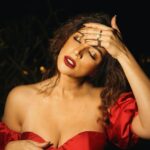Shama Sikander Instagram - My sweet husband sees an invisible Vampire sucking blood from my neck in this picture! 🧛‍♂️🤔 What do you see?? Write in comments below 👇🏻 . . . #monday #sassy #shamasikander