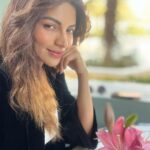 Shama Sikander Instagram - Maine poocha ik Lily se, ithlake chaldi kahannnn….!!!😄 lighting itne acchi thi ki ek selfie kaafi nahi thi 🤓 . . . #nofilterneeded #realme #asrealasitgets #lovelilies #myfavorite #flower #lily #jaipur #love #light #joy #abundance 😇 Jaipur PinkCity