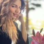 Shama Sikander Instagram - Maine poocha ik Lily se, ithlake chaldi kahannnn….!!!😄 lighting itne acchi thi ki ek selfie kaafi nahi thi 🤓 . . . #nofilterneeded #realme #asrealasitgets #lovelilies #myfavorite #flower #lily #jaipur #love #light #joy #abundance 😇 Jaipur PinkCity