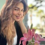 Shama Sikander Instagram - Maine poocha ik Lily se, ithlake chaldi kahannnn….!!!😄 lighting itne acchi thi ki ek selfie kaafi nahi thi 🤓 . . . #nofilterneeded #realme #asrealasitgets #lovelilies #myfavorite #flower #lily #jaipur #love #light #joy #abundance 😇 Jaipur PinkCity