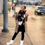 Shama Sikander Instagram - Wrapped in the cozy on the Geneva’s cold streets 🧣 . . . #holdidayvibes #geneva #shamasikander