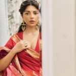Shama Sikander Instagram - 1/2/3 which one is ur favorite write in comments below! 🧡🧡🧡 . . . #festivevibes #sarees #shamasikander Mumbai, Maharashtra