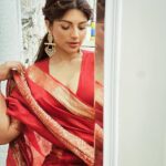Shama Sikander Instagram - 1/2/3 which one is ur favorite write in comments below! 🧡🧡🧡 . . . #festivevibes #sarees #shamasikander Mumbai, Maharashtra
