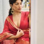 Shama Sikander Instagram - 1/2/3 which one is ur favorite write in comments below! 🧡🧡🧡 . . . #festivevibes #sarees #shamasikander Mumbai, Maharashtra