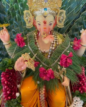 Shamita Shetty Instagram - Happy Ganesh Chaturthi everyone ❤️🦋 may lord Ganesha remove all ur obstacles n bless you with peace , prosperity, happiness and all that ur heart desires ❤️🙏🏻🌸 

Outfit : @sukritiandaakritiofficial 
@dipublicrelations 
Styled by @styledbychandani 
Assisted by @khushaliichauhan 
Jewellery @karnikajewelshyd @ascend.rohank 

#ganeshchaturthi #blessings #love #gratitude