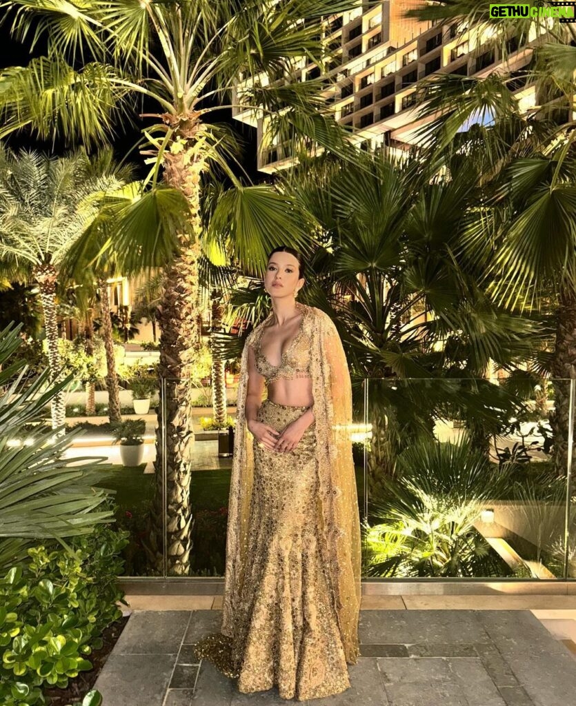 Shanaya Kapoor Instagram - find me under the palms 🌴