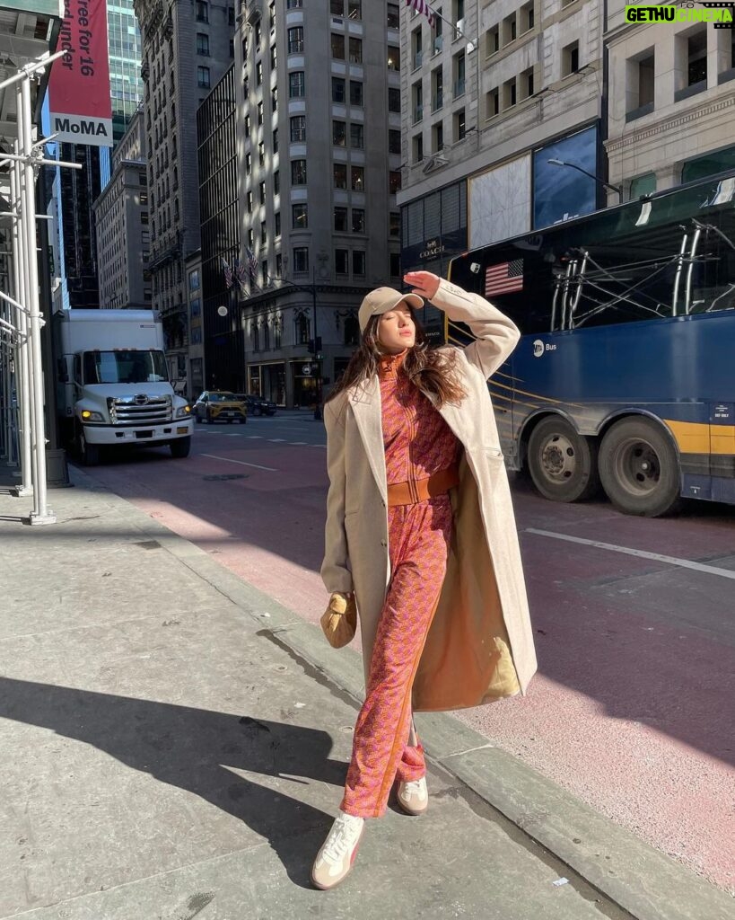 Shanaya Kapoor Instagram - NYC ‘fits 🧥👟 @pumaindia Click the link in my bio to checkout my favorite styles!😁 New York, New York