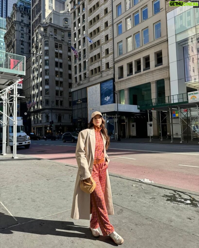 Shanaya Kapoor Instagram - NYC ‘fits 🧥👟 @pumaindia Click the link in my bio to checkout my favorite styles!😁 New York, New York