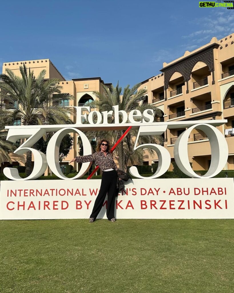 Shania Twain Instagram - I have connected with some of the most incredible and inspiring women as part of #Forbes3050 International Women’s Day Summit - what a way to spend a week!! From talking with young women at Cranleigh Abu Dhabi school, to conversations over dinner with so many interesting people, and we even had a girls night in the desert!! 🤠 Happy International Women’s Day! Abu Dhabi, United Arab Emirates