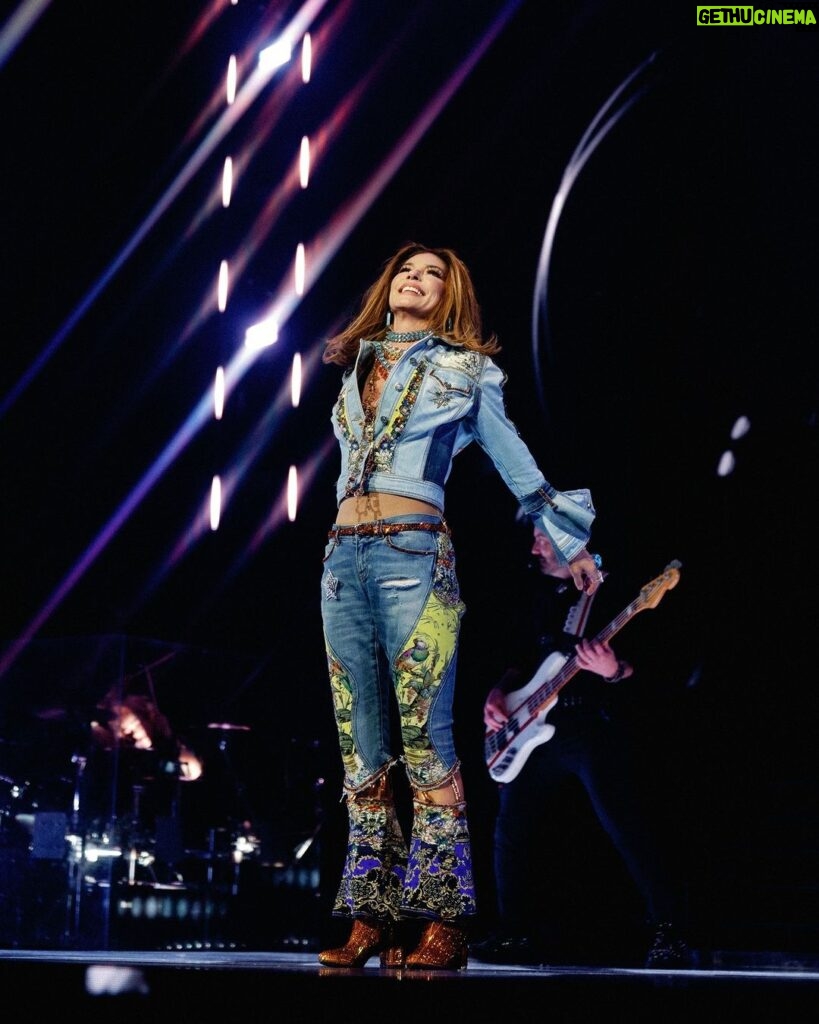 Shania Twain Instagram - Calgary! You were so awesome, you made me smile all night. You were my show in the arena and it was spectacular. Edmonton tonight lets see what you’re made of! 📷 @itsdarty & @fred_thiebaud Calgary, Alberta