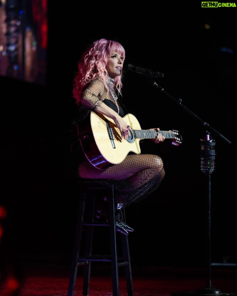 Shania Twain Instagram - Omaha! You put the Up! in my Giddy last night! And how awesome was my new friend Sarah?! Des Moines, it’s Friday night… Let’s go girls! 🤠 Omaha, Nebraska