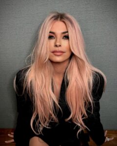 Shania Twain Instagram - Color my hair, do what I dare! 💅 Hair: @dimitrishair Colour/Cut/Style:@dimitrishair @opusbeauty @steevefoussard Assistant: @beautybyautumn