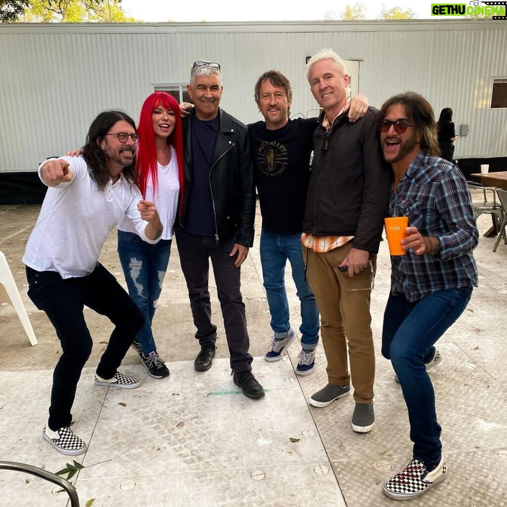 Shania Twain Instagram - This was one off the bucket list for me! Firstly thank you to @foofighters for inviting me on stage - you are all so generous and ridiculously cool. I am a huge rock fan. My first band was a rock band, my first big producer was one of the worlds renowned rock producers, me and my son like to rock out 😂 Totally worth the adrenaline fuelled run from my stage to yours Dave Grohl - you are a true friend and talent ❤️ Austin City Limits Music Festival (ACL)