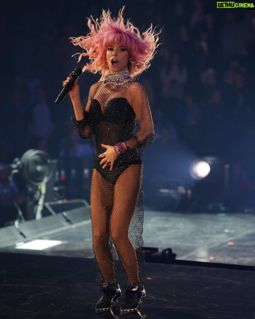 Shania Twain Instagram - Omaha! You put the Up! in my Giddy last night! And how awesome was my new friend Sarah?! Des Moines, it’s Friday night… Let’s go girls! 🤠 Omaha, Nebraska