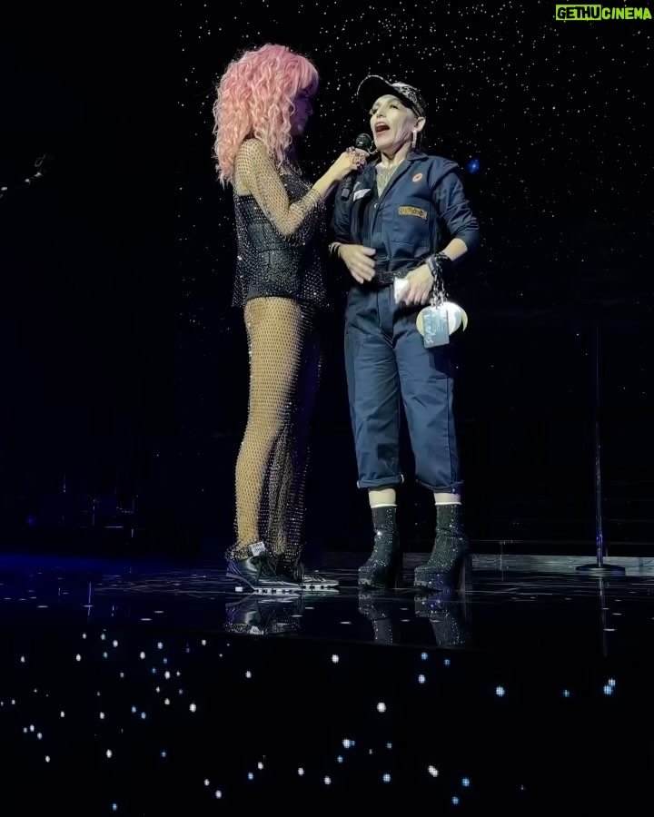 Shania Twain Instagram - Omaha! You put the Up! in my Giddy last night! And how awesome was my new friend Sarah?! Des Moines, it’s Friday night… Let’s go girls! 🤠 Omaha, Nebraska