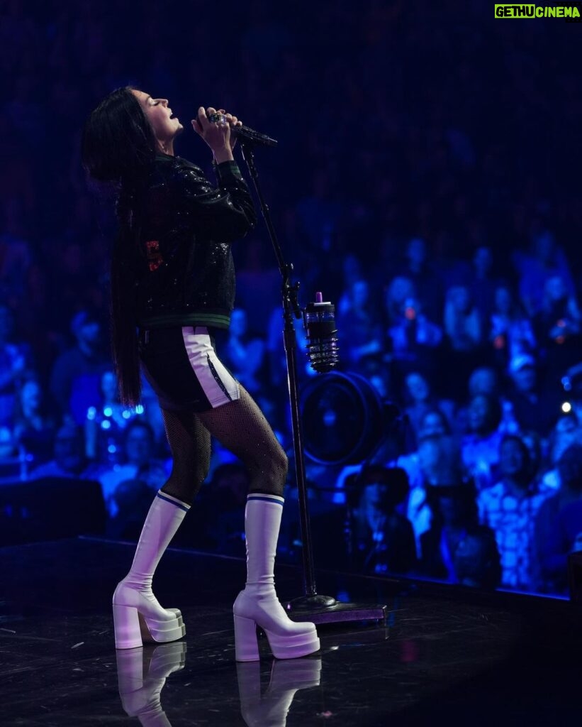 Shania Twain Instagram - Do you think the @bucks would have me as a cheerleader after I put together this little Halloween wardrobe in Milwaukee?! The wig was quite @cher circa 1965 which is maybe not practical but I still got my high kicks in! Awesome to see all your costumes this Halloween now on to Omaha - see you tonight! 🥳 Milwaukee, Wisconsin