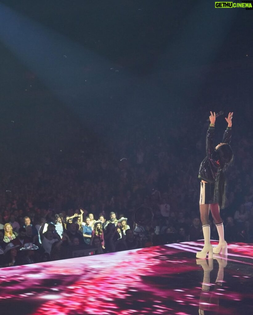 Shania Twain Instagram - Do you think the @bucks would have me as a cheerleader after I put together this little Halloween wardrobe in Milwaukee?! The wig was quite @cher circa 1965 which is maybe not practical but I still got my high kicks in! Awesome to see all your costumes this Halloween now on to Omaha - see you tonight! 🥳 Milwaukee, Wisconsin