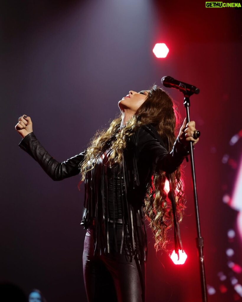 Shania Twain Instagram - #GRAMMYs week! 🌟 I spent Friday night with my talented friend - @jonbonjovi! Thanks @musicares for having me, it was a real honor to sing Bed of Roses, an absolute classic ❤️‍🔥 And I had fun hanging out with my boys @yunggravy @jellyroll615 @conangray at @republicrecords party! 📷 Getty (various)