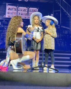 Shania Twain Instagram - What a kick-ass night in Knoxville, the crowd felt like old friends - which is just as well because it’s scary getting up onstage in front of so many people… and it doesn’t get any easier even when you’ve done it 1000x times 😂 Raleigh, you’re up… see you tonight! 🤠 Knoxville, Tennessee