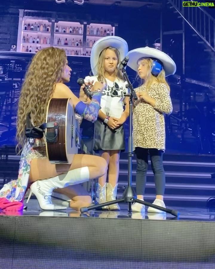 Shania Twain Instagram - What a kick-ass night in Knoxville, the crowd felt like old friends - which is just as well because it’s scary getting up onstage in front of so many people… and it doesn’t get any easier even when you’ve done it 1000x times 😂 Raleigh, you’re up… see you tonight! 🤠 Knoxville, Tennessee