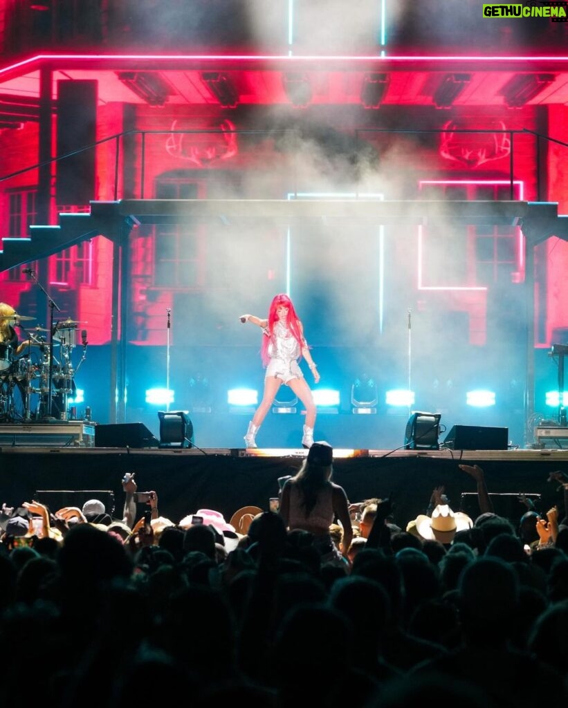 Shania Twain Instagram - I loved this one so much! ❤️‍🔥 My @aclfestival crowd partied with me through the whole set and I came off stage absolutely buzzing with all the awesome energy! What a trip! Saturday night in Austin ain’t no joke and I get why they do it twice - sorry to miss next weekend but gotta get back to #QueenOfMeTour 😘 Special shout out to the front row for giving ATTITUDE during don’t impress 😂💅 Austin City Limits Music Festival (ACL)