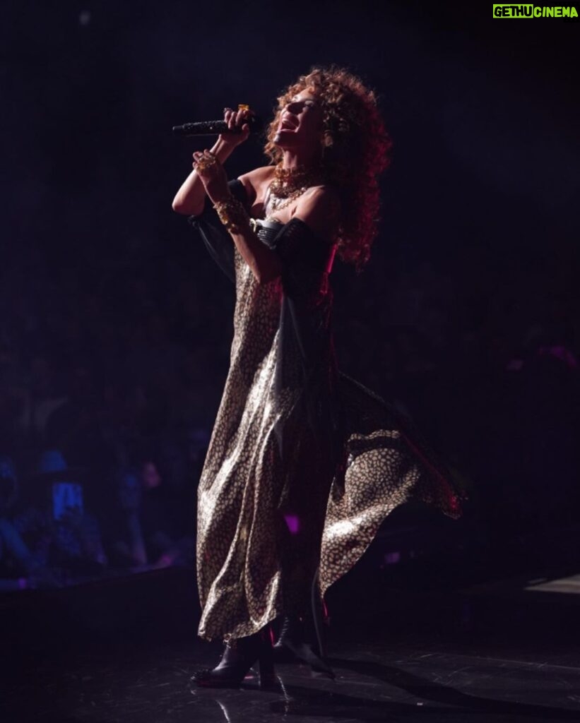 Shania Twain Instagram - A fabulous weekend in Glasgow ❤️‍🔥 I loved every minute with you all - Thank you!! Final week of the UK & Ireland shows kicks off tomorrow… Manchester, are you ready to put some Up! in your Giddy?? 🤠 OVO Hydro