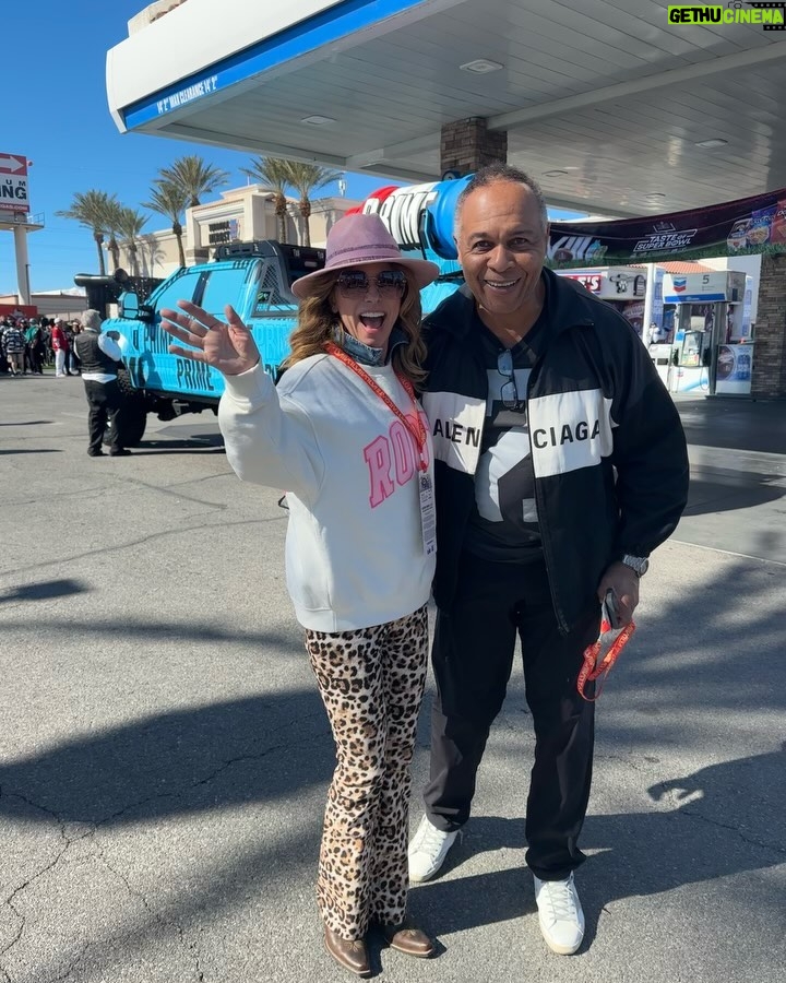 Shania Twain Instagram - Good times in Vegas with my friends for the Super Bowl weekend! 🏈 Congratulations @chiefs - Awesome game and what a halftime show from @usher @hermusicofficial @aliciakeys @iamwill!! 🔥 Las Vegas, Nevada