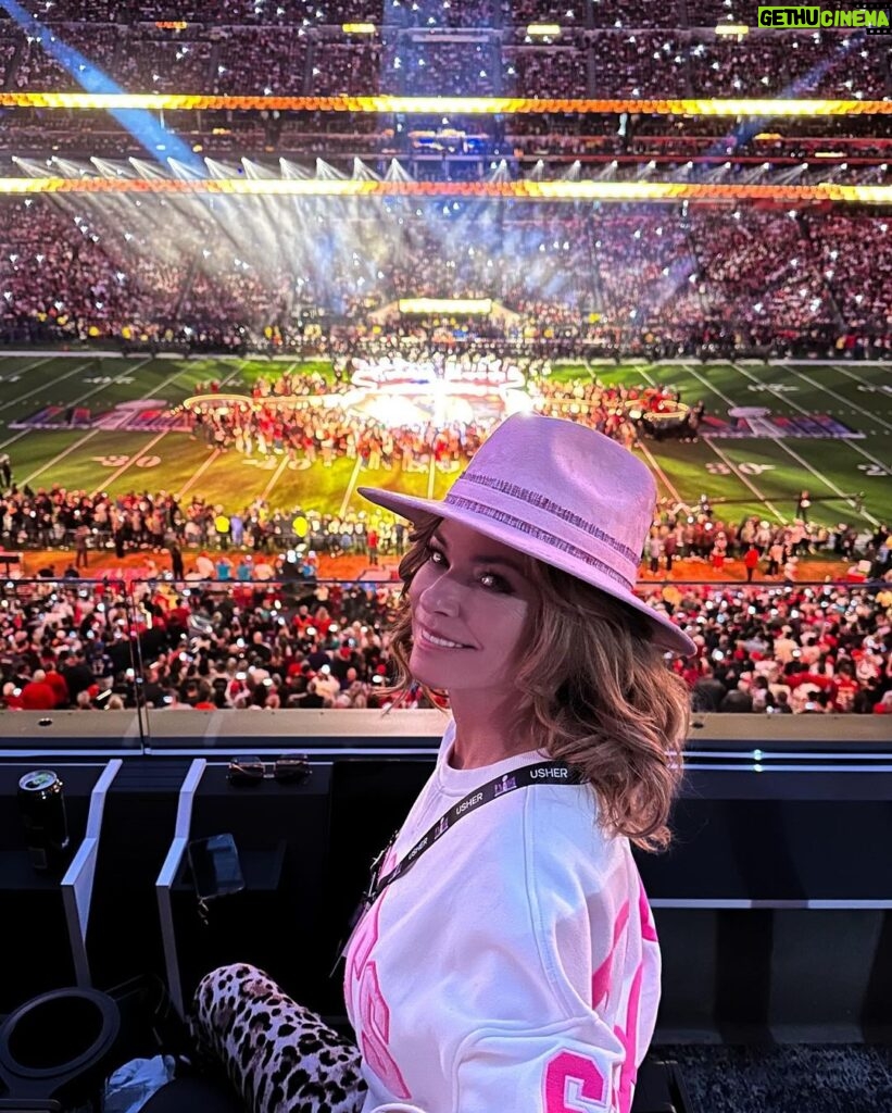 Shania Twain Instagram - Good times in Vegas with my friends for the Super Bowl weekend! 🏈 Congratulations @chiefs - Awesome game and what a halftime show from @usher @hermusicofficial @aliciakeys @iamwill!! 🔥 Las Vegas, Nevada