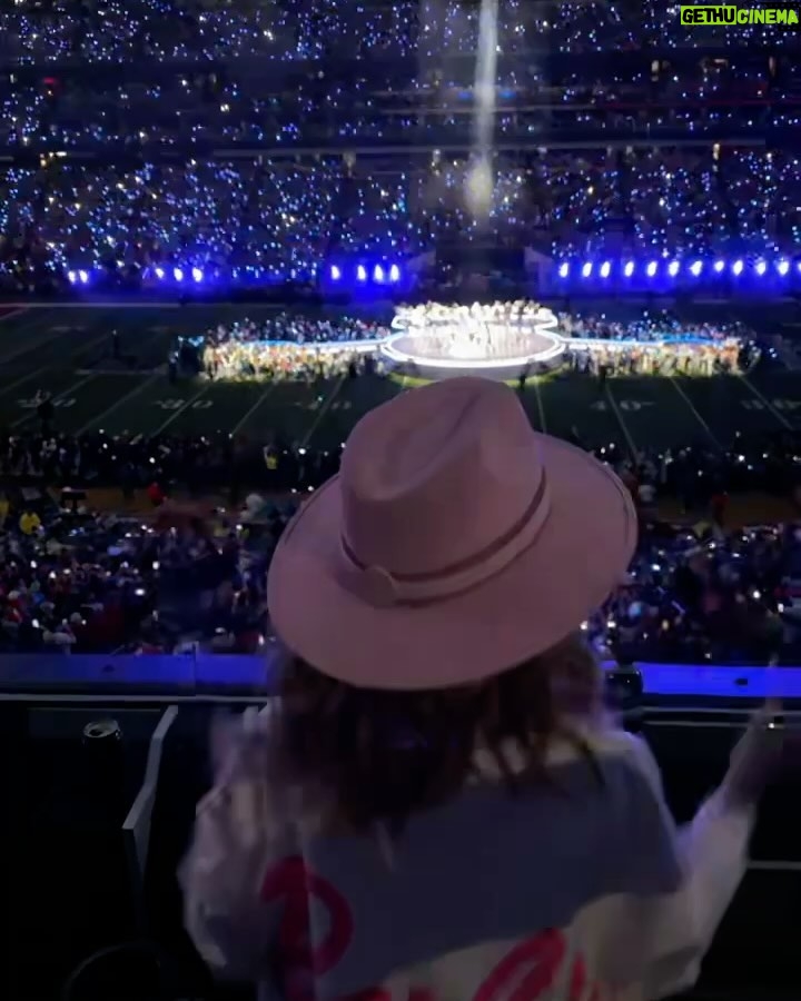 Shania Twain Instagram - Good times in Vegas with my friends for the Super Bowl weekend! 🏈 Congratulations @chiefs - Awesome game and what a halftime show from @usher @hermusicofficial @aliciakeys @iamwill!! 🔥 Las Vegas, Nevada