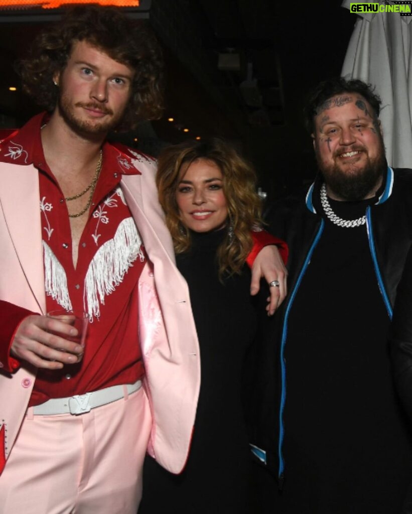 Shania Twain Instagram - #GRAMMYs week! 🌟 I spent Friday night with my talented friend - @jonbonjovi! Thanks @musicares for having me, it was a real honor to sing Bed of Roses, an absolute classic ❤️‍🔥 And I had fun hanging out with my boys @yunggravy @jellyroll615 @conangray at @republicrecords party! 📷 Getty (various)