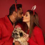 Shefali Jariwala Instagram - Love from our merry little home to yours… Merry Christmas 🎅 🎄🌹🍷 @paragtyagi @simba_mommys_boy #christmas #xmas #instalike #festivevibes #goodvibes #mondaymood #love #light #christmastime #happiness #familygoals #familytime