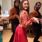 Shefali Jariwala Instagram - Backstage In-Betweens !! #backstagesecrets #reelsindia #funtime #lovemyjob #dance #love . . #giglife #dancereels #goodtimes #nomondayblues #workmode #shefalijariwala #kaantalaga