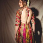 Shefali Jariwala Instagram - Desi girl ! . . . @iam_kunalverma Styled by @stylebytanii Outfit @azulibynikki Jewellery @the_jewel_gallery @zaid_ars92 . . . #festive #ootd #transformationtuesday #indianwear #love #diwali #instafashion #trending #reelsindia