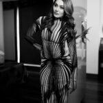Shefali Jariwala Instagram - ♠️ @isinghphotography Styled by @stylebytanii Outfit @labelriya Jewellery @the_jewel_gallery @rimayu07 @makeup.yasmin @rehanna.sayyed_thehairstyles #delhidiaries #ootd #instafashion #mondaymood #instapic #monday #pic #delhi #chic #classy