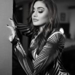 Shefali Jariwala Instagram - ♠️ @isinghphotography Styled by @stylebytanii Outfit @labelriya Jewellery @the_jewel_gallery @rimayu07 @makeup.yasmin @rehanna.sayyed_thehairstyles #delhidiaries #ootd #instafashion #mondaymood #instapic #monday #pic #delhi #chic #classy