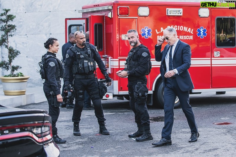 Shemar Moore Instagram - More stills from TONIGHTS @swatcbs episode!!! You don’t want to miss this one! 💣🔥💥