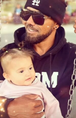 Shemar Moore Instagram - Merry Christmas Homies, Fans, N Baby Girls to you and yours from me and mine 😜 Hope everyone had a great day filled with food, drink, laughs, and Love 💛🎄🎁 
- thank you for the video shemarandjesireefamily 🙏🏽