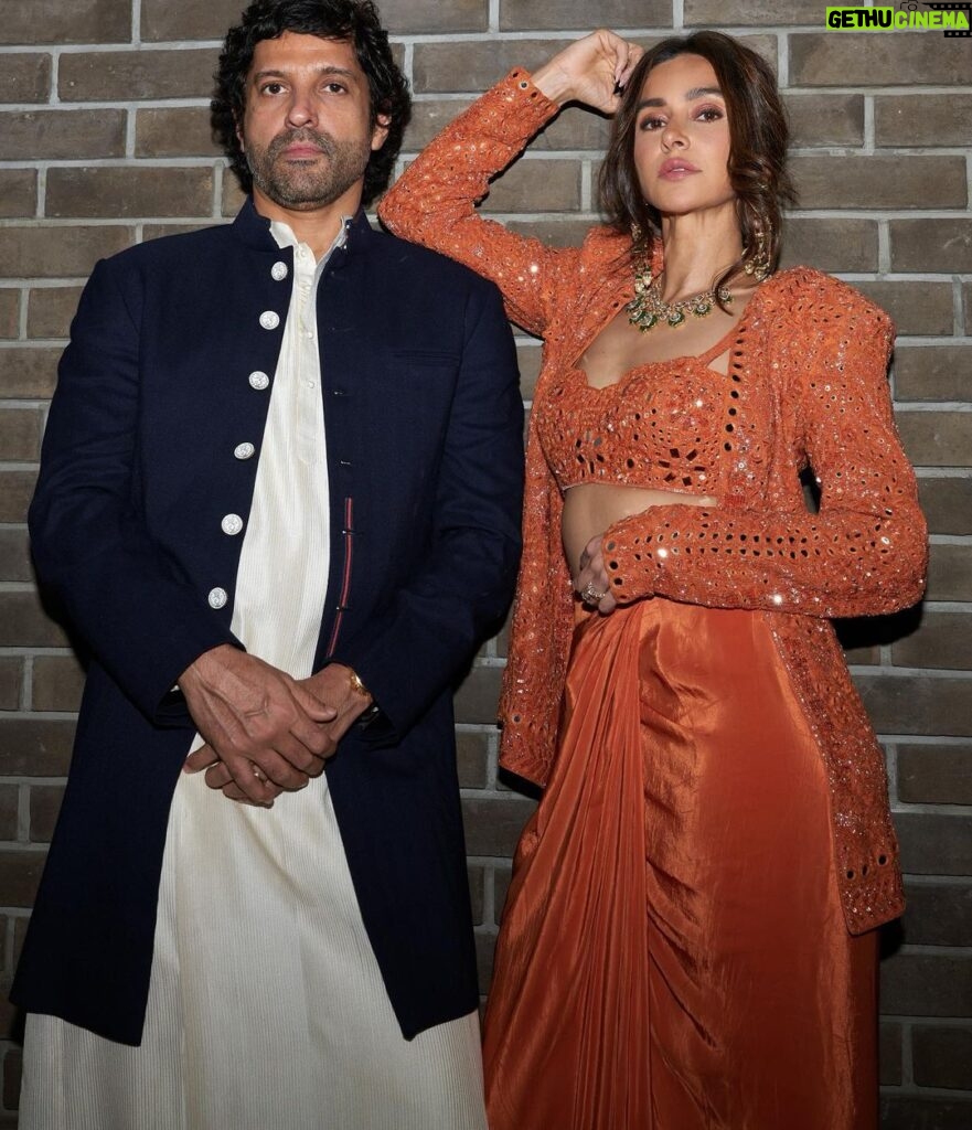 Shibani Dandekar Instagram - With my fav guy @faroutakhtar in my fav @arpitamehtaofficial 🧡 @arpitamehtaofficial 🍊 styled by @divyakdsouza and team @baidkriti @thebombaydressman hair @azima_toppo necklace and rings by @irasvafinejewellery earrings by @tdfdiamondsandgold photos by @leroifoto