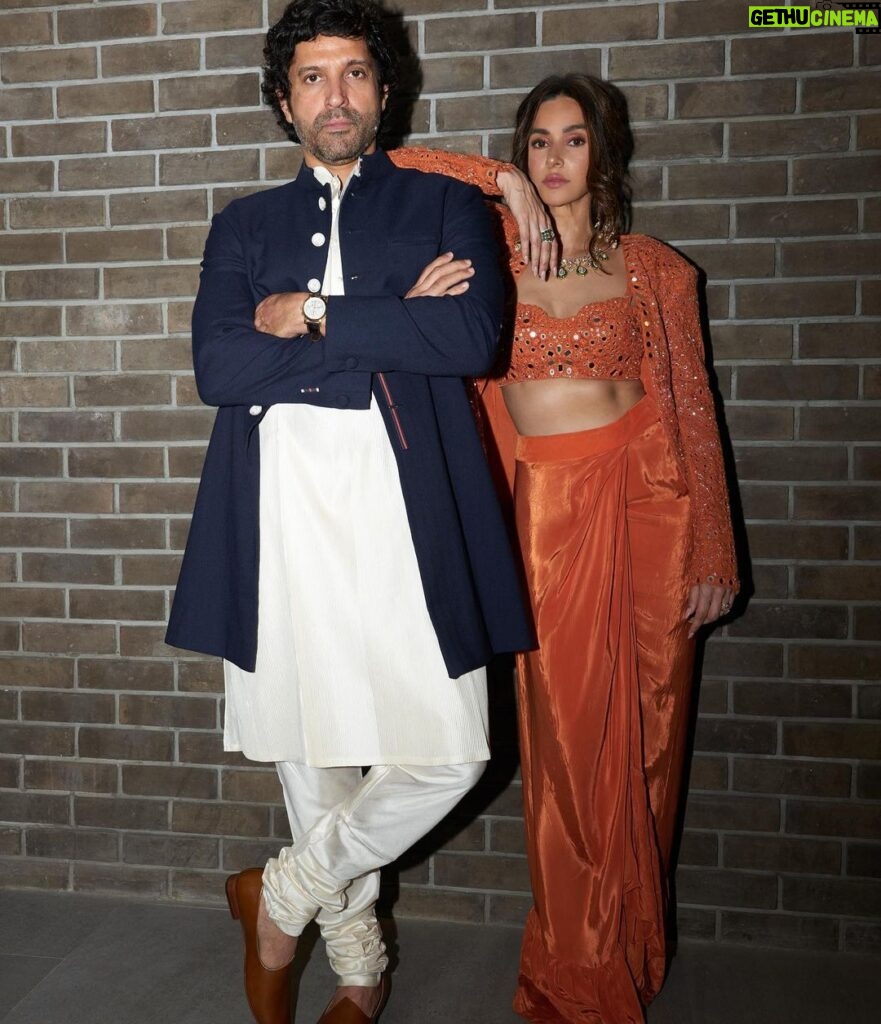 Shibani Dandekar Instagram - With my fav guy @faroutakhtar in my fav @arpitamehtaofficial 🧡 @arpitamehtaofficial 🍊 styled by @divyakdsouza and team @baidkriti @thebombaydressman hair @azima_toppo necklace and rings by @irasvafinejewellery earrings by @tdfdiamondsandgold photos by @leroifoto