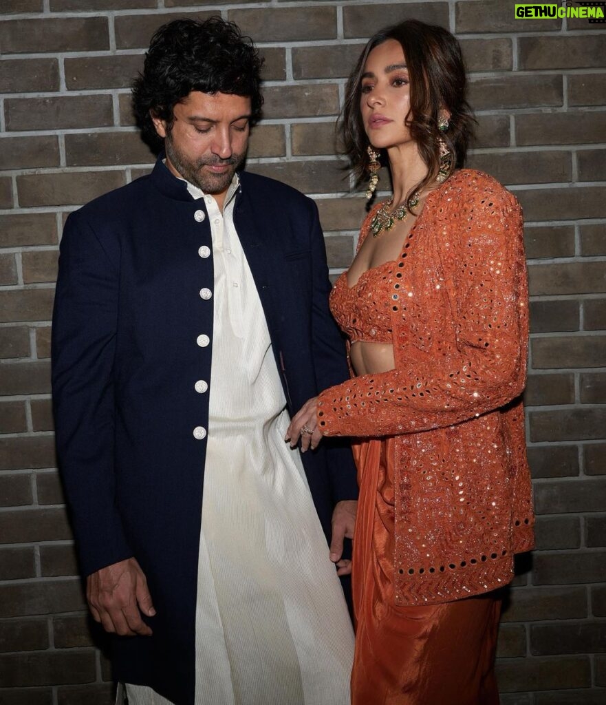 Shibani Dandekar Instagram - With my fav guy @faroutakhtar in my fav @arpitamehtaofficial 🧡 @arpitamehtaofficial 🍊 styled by @divyakdsouza and team @baidkriti @thebombaydressman hair @azima_toppo necklace and rings by @irasvafinejewellery earrings by @tdfdiamondsandgold photos by @leroifoto