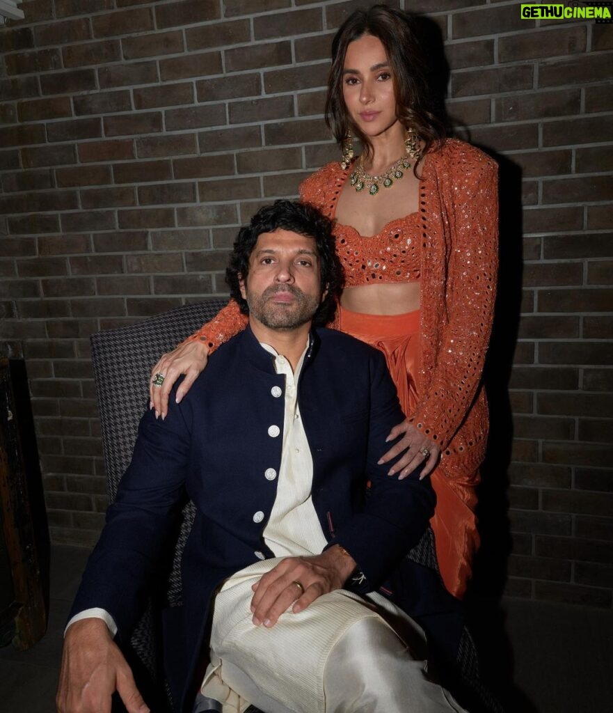 Shibani Dandekar Instagram - With my fav guy @faroutakhtar in my fav @arpitamehtaofficial 🧡 @arpitamehtaofficial 🍊 styled by @divyakdsouza and team @baidkriti @thebombaydressman hair @azima_toppo necklace and rings by @irasvafinejewellery earrings by @tdfdiamondsandgold photos by @leroifoto