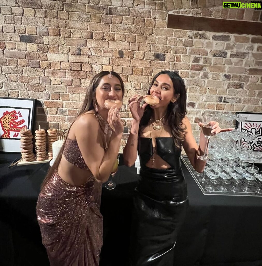 Shibani Dandekar Instagram - To the greatest elder sister a girl could ask for! Thank you for showing me the way and being so inspiring! You make 44 look so damn good! Love you more than anything chicken @anushasdandekar No one else I would rather eat donuts with ❤️