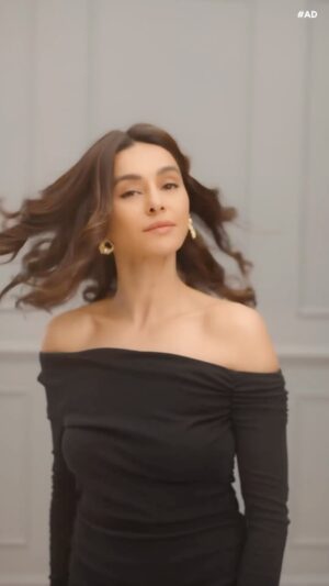 Shibani Dandekar Instagram - No signature look is complete without the @tresemmeindia Gloss Ultimate Serum🖤 It makes my hair 6x more shinier, all while protecting my hair from heat styling tools up to 230°C*. Get your #GlossUltimate today!

Head on to the @tresemmeindia bio & shop now!

*Based on lab results 

#TRESemme #TresemmeIndia #GlossUltimate #HairSerum #HeatProtect #HairStyling #HeatStyling #SalonSmoothHair #SalonAtHome #Haircare #ShinyHair #GlossyHair #HealthyHair #ProfessionalHairCare #HaircareCommunity #GoodHairDays #TresemmeHair #TresemmeHaircare #Tresemmepartner 

#ad