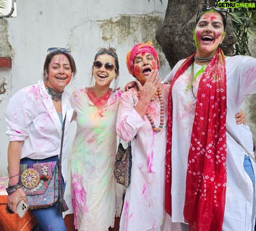 Shibani Dandekar Instagram - Happy holi’ing with my Dabba Cartel ladies 🌈💃🏾❤️ @azmishabana18 @jyotika @anjalidineshanand