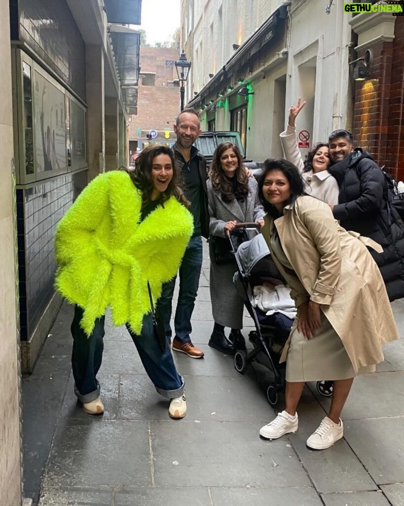 Shibani Dandekar Instagram - The London love dump 🇬🇧❤️ @faroutakhtar @boosfood @abajwa86 @avneet_s_makeup @reshmaweaver @drmegd3 @nijk83 @manikaur.fit @anusha_d9