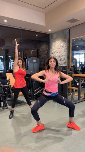 Shilpa Shetty Instagram - Sab taal-mel ka khel! 
As long as you keep moving you will stay motivated... 💪
What are you doing to stay motivated this leap day? 
Swasth Raho, Mast Raho 💪

@yashmeenchauhan 

#MondayMotivation #Fitness #SwasthRahoMastRaho #FitIndia #motivation