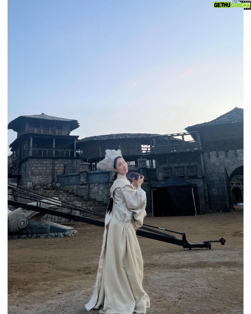 Shin Se-kyung Instagram - ⠀ ⠀ 1-첫 헤어 테스트 2,3,4-아름다운 아스달의 하늘 5,6-사랑받는 탄야💕 7-🕶 📷 8,9,10-우리 팀🧡